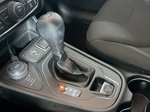 Used 2019 Jeep Cherokee Latitude w/ Popular Appearance Group AWD/4WD image 24