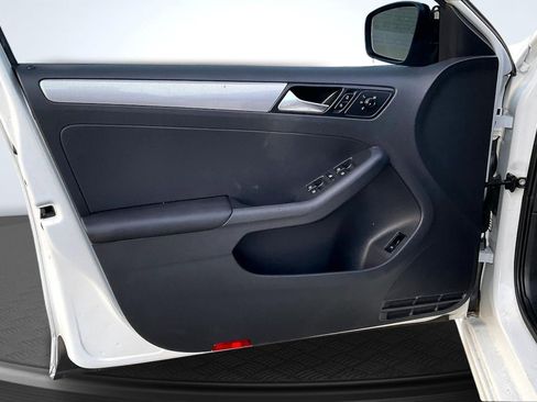 Used 2017 Volkswagen Jetta SE image 23