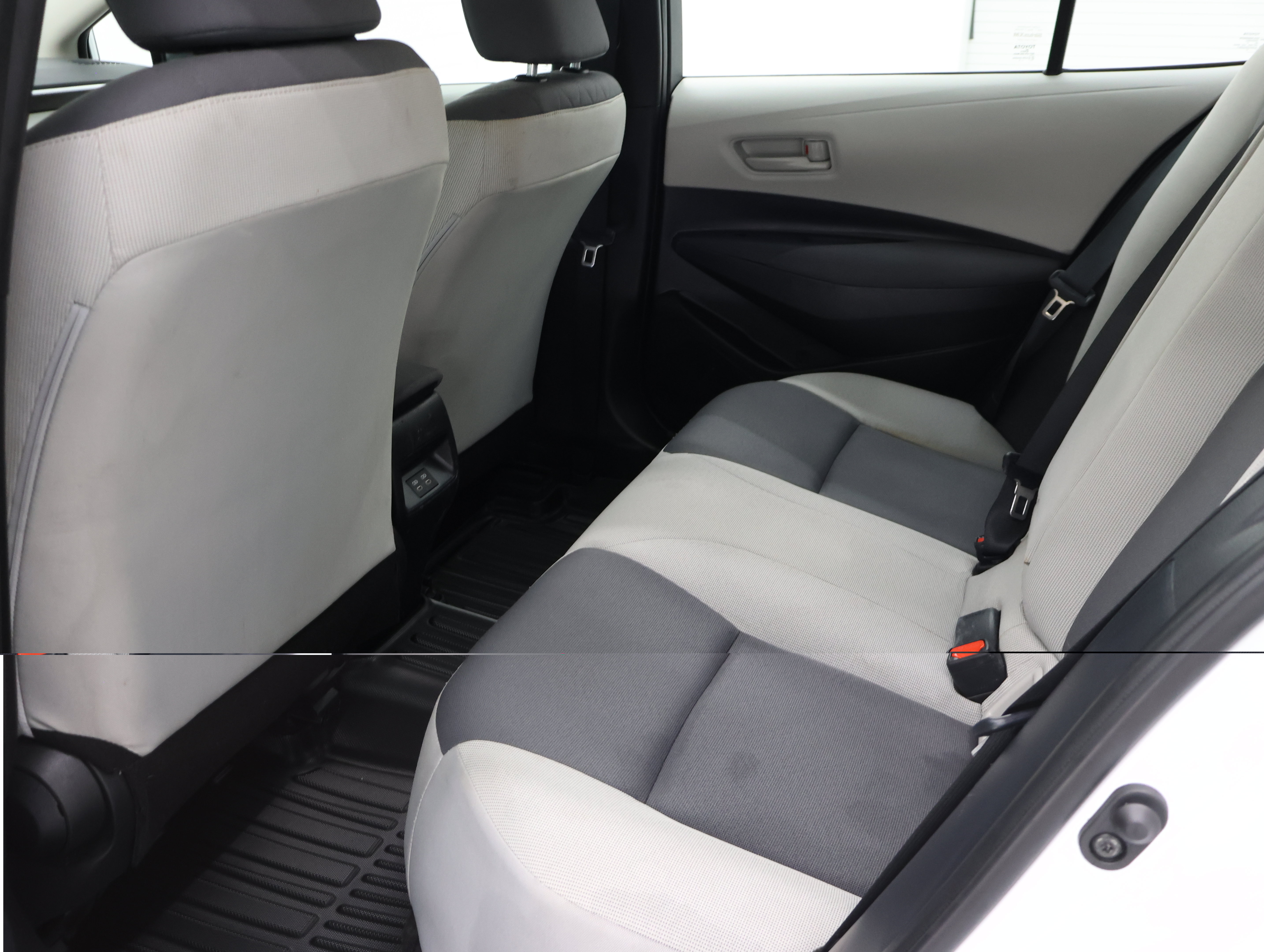 Used 2024 Toyota Corolla LE FWD image 31