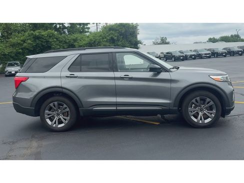 Used 2022 Ford Explorer XLT w/ Equipment Group 202A AWD/4WD image 9