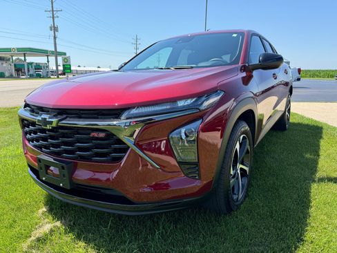Used 2025 Chevrolet Trax RS w/ Sunroof Package FWD image 3