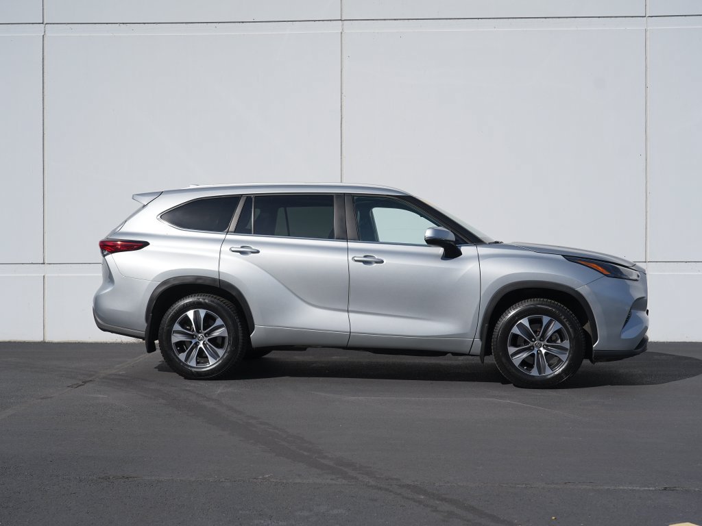 Used 2023 Toyota Highlander XLE AWD/4WD image 2