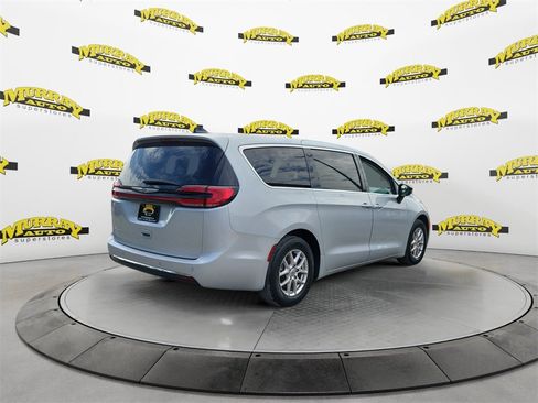 Certified 2024 Chrysler Pacifica Touring-L image 4