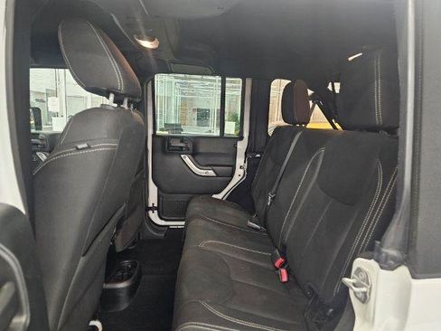 Used 2018 Jeep Wrangler Unlimited Sahara w/ Connectivity Group image 9