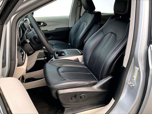 Used 2024 Chrysler Pacifica Touring-L image 25