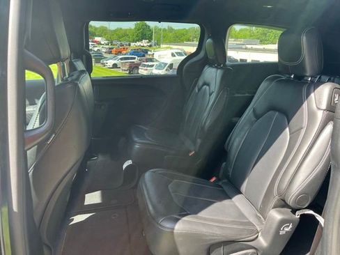 Used 2025 Chrysler Pacifica Select FWD image 9