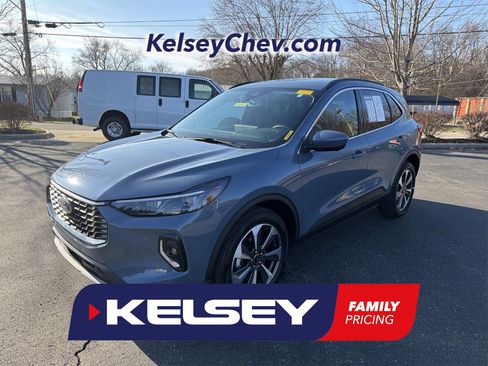 Used 2023 Ford Escape Platinum image 1