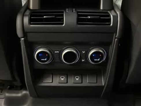 Used 2024 Land Rover Defender 110 X-Dynamic SE AWD/4WD image 26
