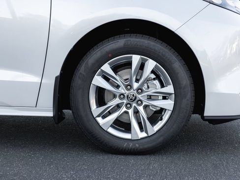 New 2026 Toyota Sienna XLE AWD/4WD image 4