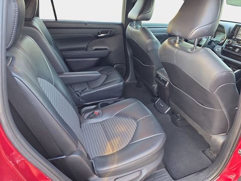 Used 2021 Toyota Highlander XSE image 11