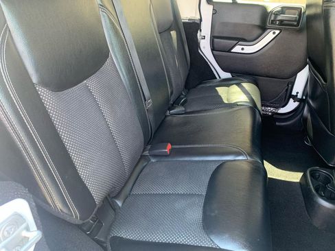 Used 2015 Jeep Wrangler Unlimited Sahara AWD/4WD image 15