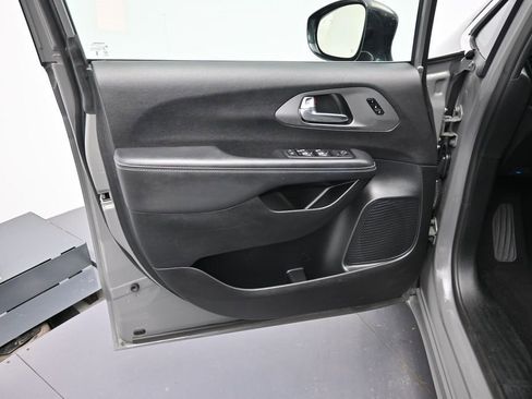 Used 2025 Chrysler Pacifica Select FWD image 9