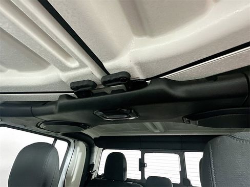 Used 2022 Jeep Gladiator Willys image 21