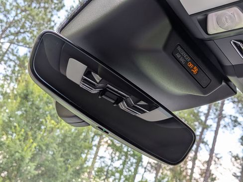 Certified 2022 Porsche Macan S AWD/4WD image 18