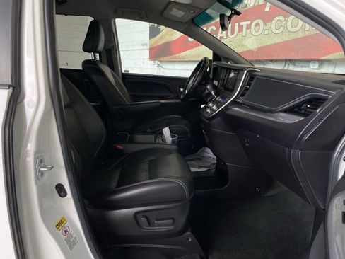 Used 2017 Toyota Sienna SE w/ Cargo Management Package image 12