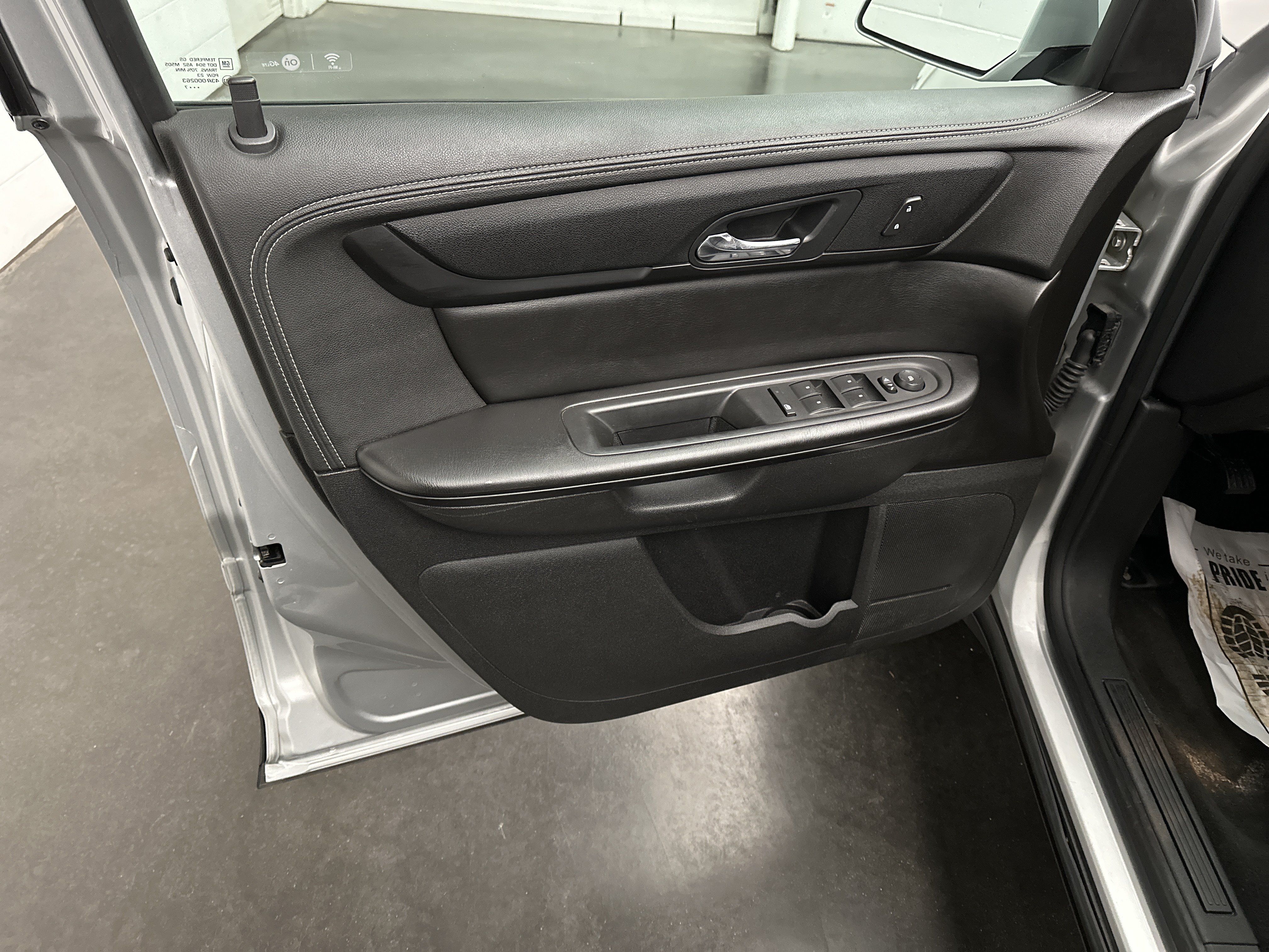 Used 2017 Chevrolet Traverse LT w/ Style and Technology Package FWD image 16