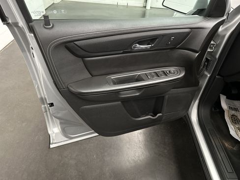 Used 2017 Chevrolet Traverse LT w/ Style and Technology Package FWD image 16