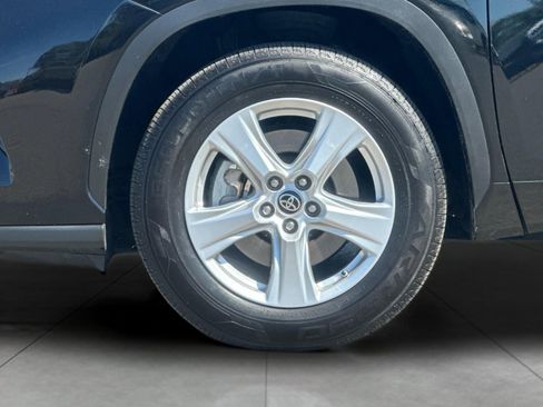Used 2021 Toyota Highlander LE FWD image 25