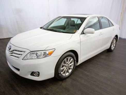 Used 2011 Toyota Camry XLE w/ XLE Extra-Value Pkg #2 image 3