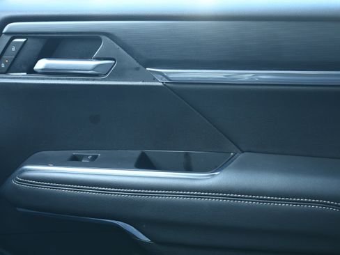 Used 2025 GMC Acadia Elevation image 30