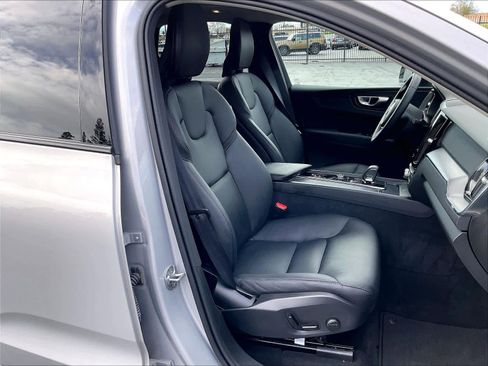 Used 2025 Volvo XC60 B5 Core image 10