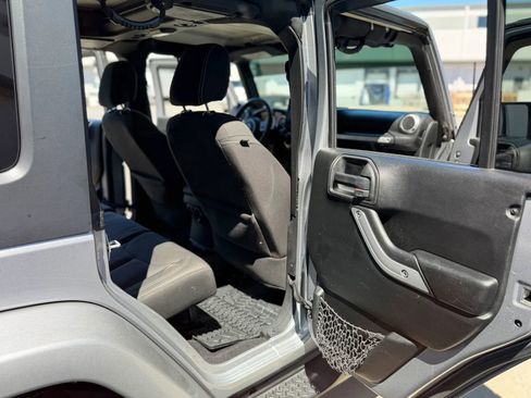 Used 2018 Jeep Wrangler Unlimited Sahara AWD/4WD image 21