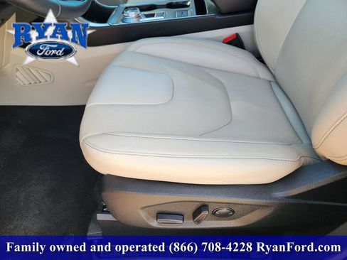 Used 2022 Ford Edge Titanium w/ Equipment Group 301A AWD/4WD image 17