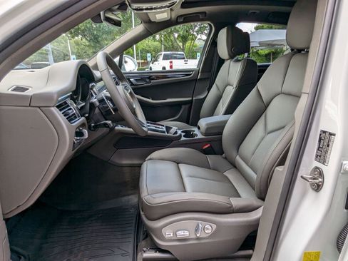 Certified 2025 Porsche Macan AWD/4WD image 5