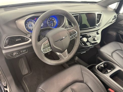 Used 2025 Chrysler Pacifica Select FWD image 17