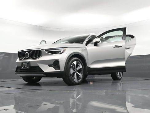 Used 2023 Volvo XC40 B5 Plus w/ Driver Assist Package AWD/4WD image 39