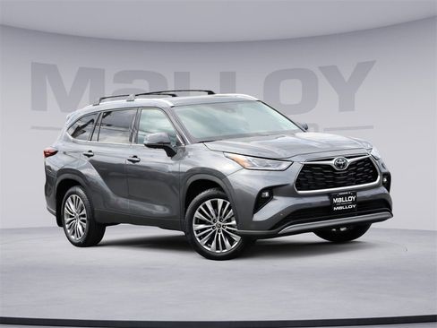 Used 2024 Toyota Highlander Platinum image 1
