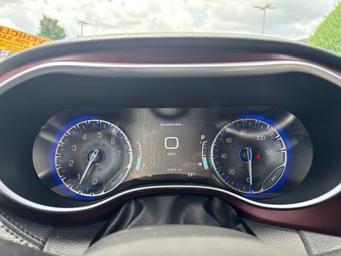 Used 2017 Chrysler Pacifica Limited w/ Tire & Wheel Group FWD image 10