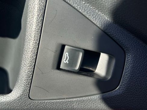 Used 2025 Volkswagen Jetta SE w/ Sunroof Package image 47