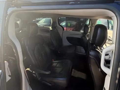 Used 2017 Chrysler Pacifica Touring-L FWD image 10