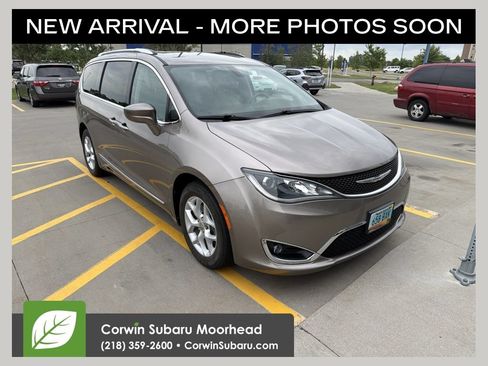 Used 2017 Chrysler Pacifica Touring-L Plus FWD image 1