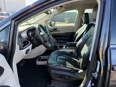 Used 2022 Chrysler Pacifica Touring-L w/ Uconnect Theater Family Group image 11