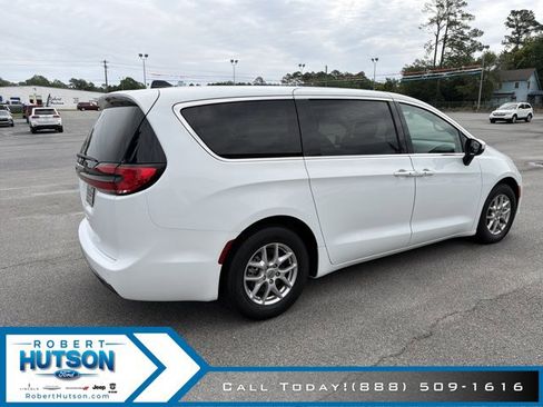 Used 2023 Chrysler Pacifica Touring-L FWD image 6