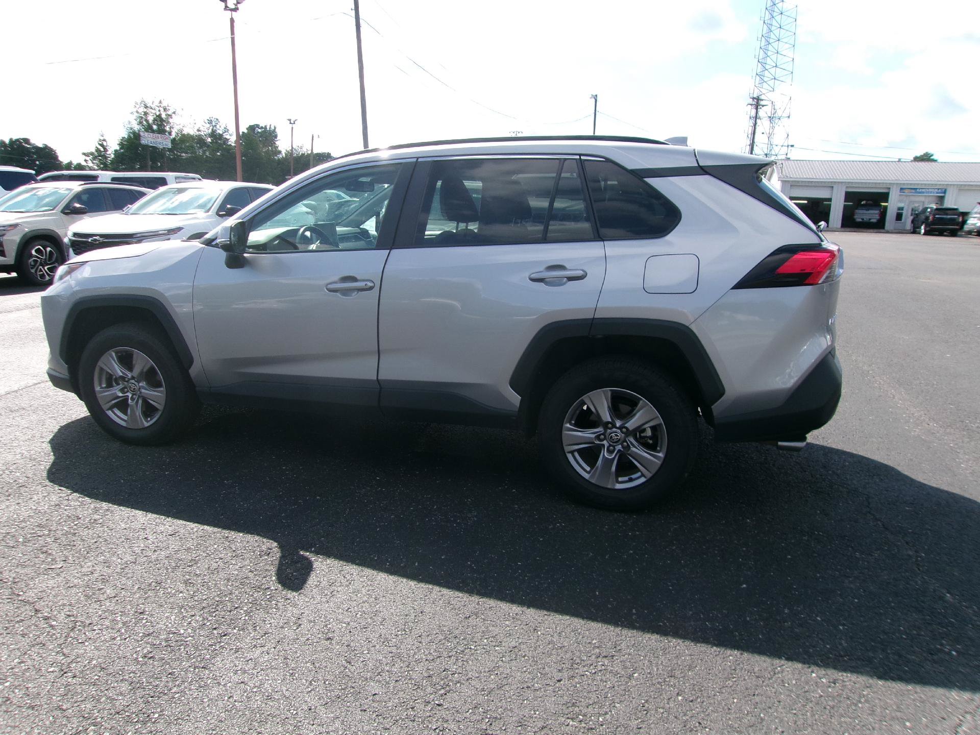 Used 2025 Toyota RAV4 XLE FWD image 8