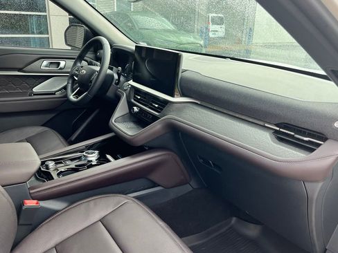 Used 2025 Ford Explorer Platinum w/ LUX Leather Package image 15