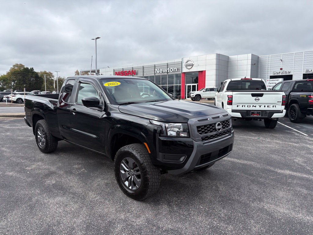 Used 2025 Nissan Frontier SV AWD/4WD image 2