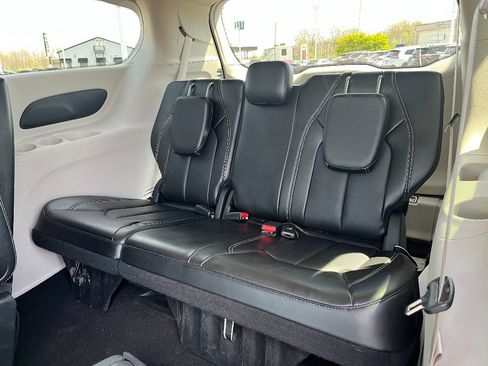 Used 2024 Chrysler Pacifica Touring-L image 20