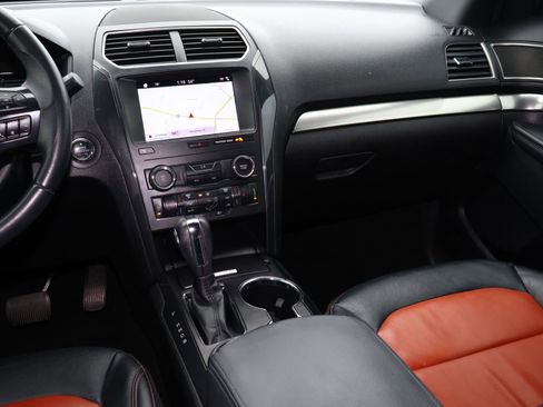 Used 2019 Ford Explorer XLT w/ Equipment Group 202A image 11