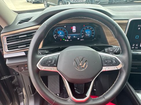 Certified 2025 Volkswagen Atlas SE image 25