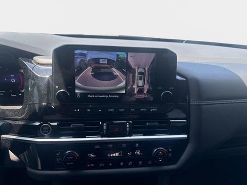 Used 2024 Nissan Pathfinder Platinum w/ Black Appearance Package image 18