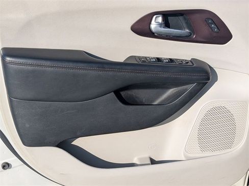 Used 2017 Chrysler Pacifica Limited w/ UConnect Theater Package image 14