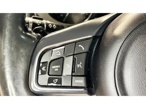 Used 2017 Jaguar F-PACE Premium image 25