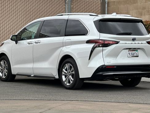Used 2024 Toyota Sienna Platinum image 6