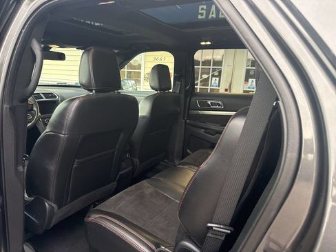 Used 2018 Ford Explorer XLT w/ Equipment Group 202A AWD/4WD image 10