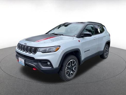 Used 2025 Jeep Compass Trailhawk AWD/4WD image 4