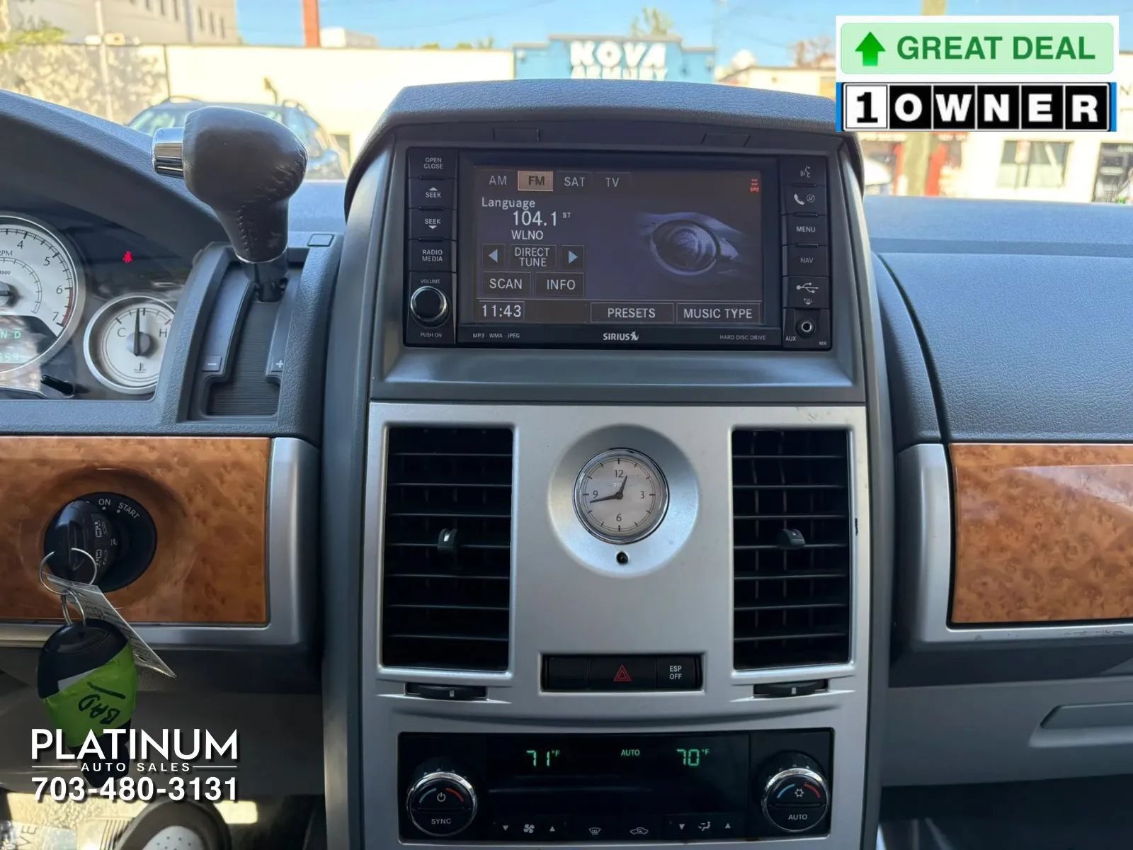 Used 2010 Chrysler Town & Country Limited w/ Entertainment Group #3 FWD image 9